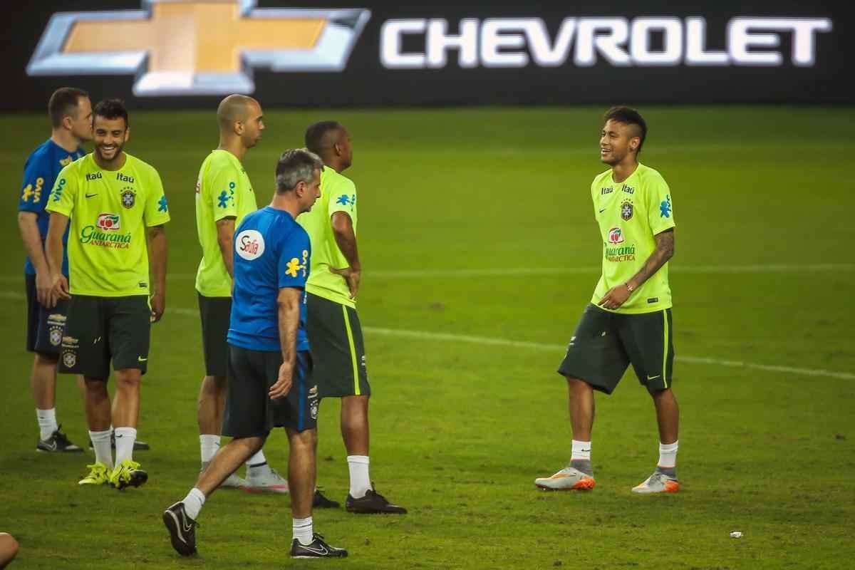 Neymar fez seu primeiro treino com restante do grupo e foi confirmado no amistoso contra Honduras