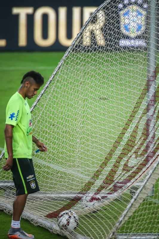 Neymar fez seu primeiro treino com restante do grupo e foi confirmado no amistoso contra Honduras