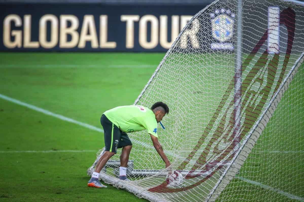Neymar fez seu primeiro treino com restante do grupo e foi confirmado no amistoso contra Honduras