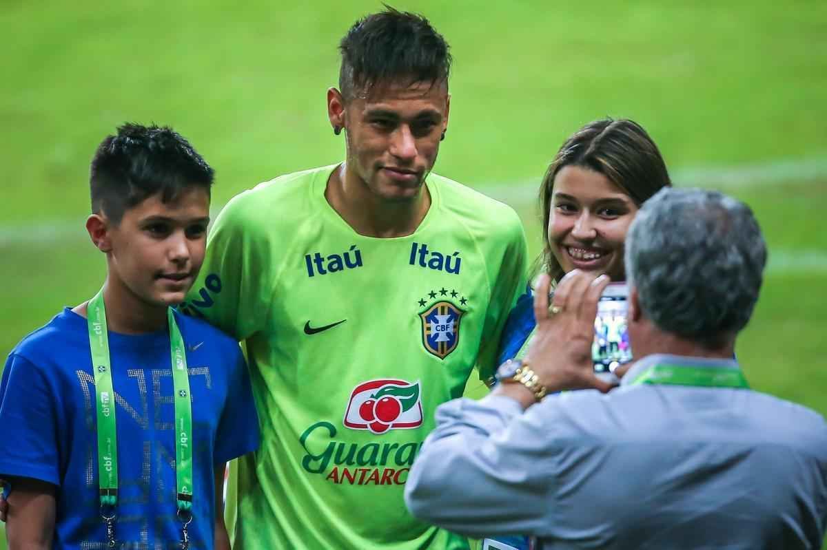 Neymar fez seu primeiro treino com restante do grupo e foi confirmado no amistoso contra Honduras