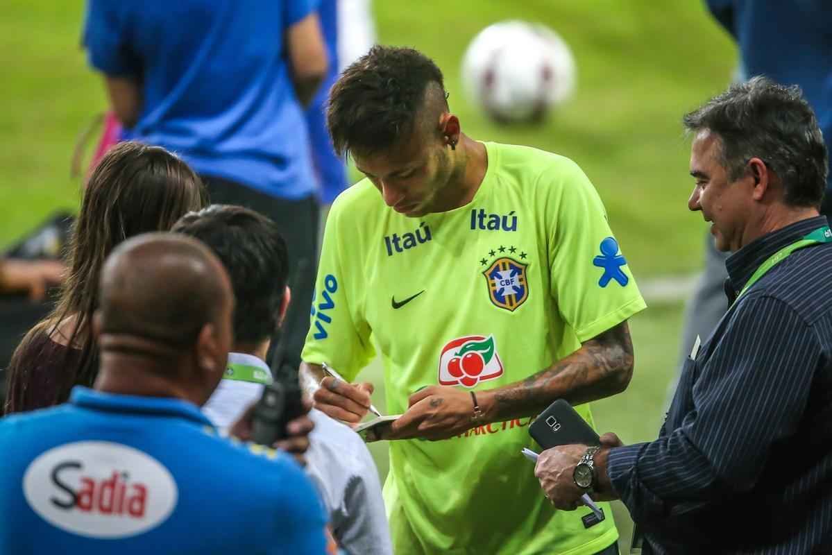 Neymar fez seu primeiro treino com restante do grupo e foi confirmado no amistoso contra Honduras