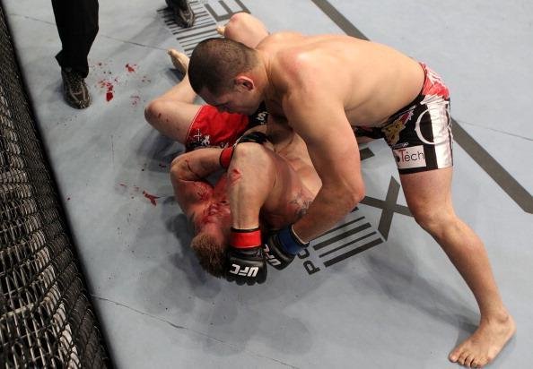 A primeira luta de Cain Velasquez pelo cinturo do UFC aconteceu em outubro de 2010. Azaro no duelo contra a lenda Brock Lesnar, Velasquez massacrou o campeo e venceu por nocaute tcnico ainda no primeiro round, conquistando o cinturo dos pesados