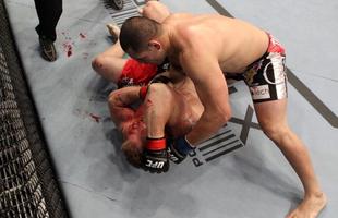 A primeira luta de Cain Velasquez pelo cinturo do UFC aconteceu em outubro de 2010. Azaro no duelo contra a lenda Brock Lesnar, Velasquez massacrou o campeo e venceu por nocaute tcnico ainda no primeiro round, conquistando o cinturo dos pesados