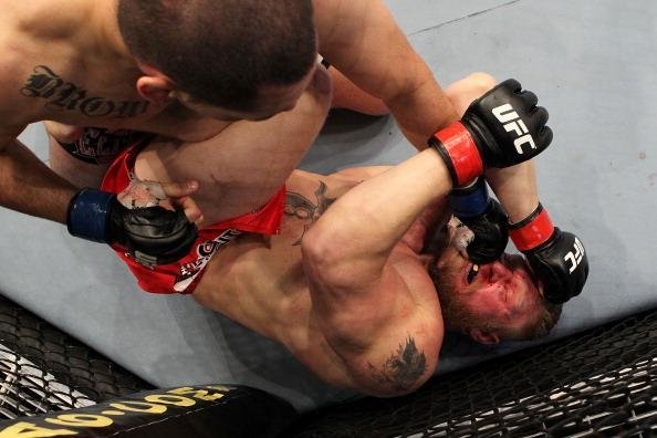 A primeira luta de Cain Velasquez pelo cinturo do UFC aconteceu em outubro de 2010. Azaro no duelo contra a lenda Brock Lesnar, Velasquez massacrou o campeo e venceu por nocaute tcnico ainda no primeiro round, conquistando o cinturo dos pesados