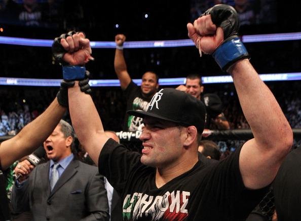 A primeira luta de Cain Velasquez pelo cinturo do UFC aconteceu em outubro de 2010. Azaro no duelo contra a lenda Brock Lesnar, Velasquez massacrou o campeo e venceu por nocaute tcnico ainda no primeiro round, conquistando o cinturo dos pesados