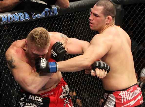A primeira luta de Cain Velasquez pelo cinturo do UFC aconteceu em outubro de 2010. Azaro no duelo contra a lenda Brock Lesnar, Velasquez massacrou o campeo e venceu por nocaute tcnico ainda no primeiro round, conquistando o cinturo dos pesados