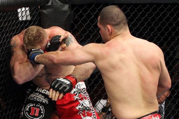 A primeira luta de Cain Velasquez pelo cinturo do UFC aconteceu em outubro de 2010. Azaro no duelo contra a lenda Brock Lesnar, Velasquez massacrou o campeo e venceu por nocaute tcnico ainda no primeiro round, conquistando o cinturo dos pesados