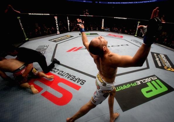 Na primeira defesa de cinturo, Velasquez conheceu a nica derrota de sua carreira. O norte-americano enfrentou o brasileiro Junior Cigano dos Santos e foi nocauteado com pouco mais de um minuto depois de levar um knockdown e uma sequncia de golpes no cho