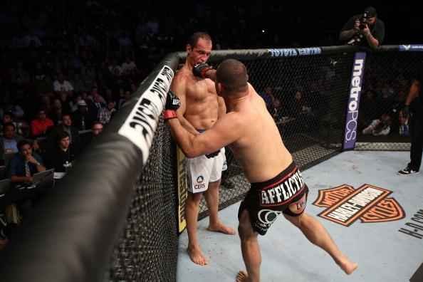 Cigano ganhou a chance de realizar a trilogia contra Velasquez. E o brasileiro foi mais uma vez atropelado, desta vez com direito a nocaute no quinto e ltimo round