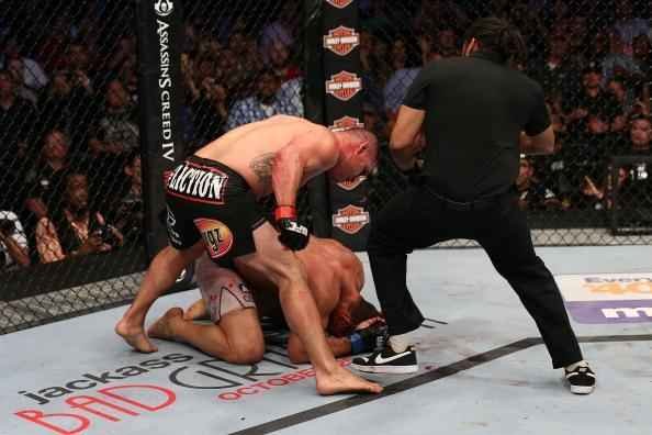 Cigano ganhou a chance de realizar a trilogia contra Velasquez. E o brasileiro foi mais uma vez atropelado, desta vez com direito a nocaute no quinto e ltimo round