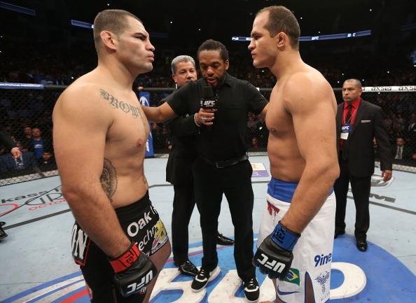 Cigano ganhou a chance de realizar a trilogia contra Velasquez. E o brasileiro foi mais uma vez atropelado, desta vez com direito a nocaute no quinto e ltimo round