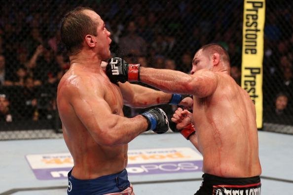 Cigano ganhou a chance de realizar a trilogia contra Velasquez. E o brasileiro foi mais uma vez atropelado, desta vez com direito a nocaute no quinto e ltimo round