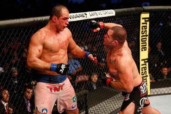 Cigano ganhou a chance de realizar a trilogia contra Velasquez. E o brasileiro foi mais uma vez atropelado, desta vez com direito a nocaute no quinto e ltimo round