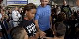 Astros do UFC 190 se encaram no Complexo do Alemo e participam de aula com o projeto social Faixa Preta de Jesus 