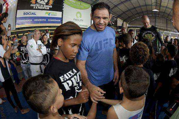Astros do UFC 190 se encaram no Complexo do Alemo e participam de aula com o projeto social Faixa Preta de Jesus 