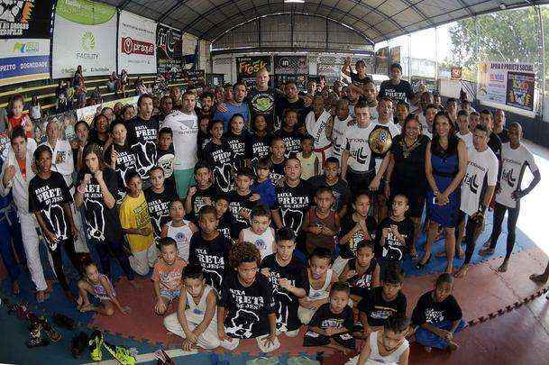 Astros do UFC 190 se encaram no Complexo do Alemo e participam de aula com o projeto social Faixa Preta de Jesus 