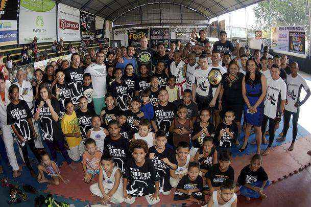 Astros do UFC 190 se encaram no Complexo do Alemo e participam de aula com o projeto social Faixa Preta de Jesus 