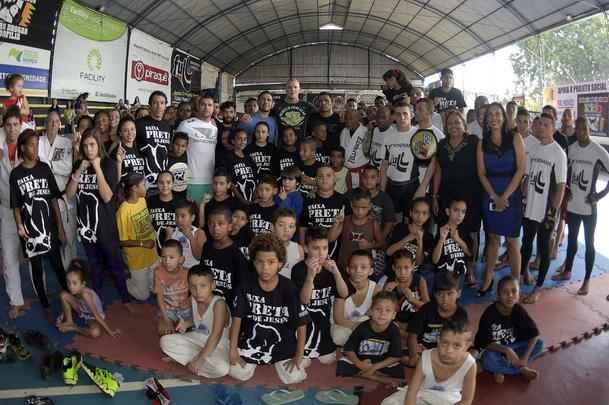 Astros do UFC 190 se encaram no Complexo do Alemo e participam de aula com o projeto social Faixa Preta de Jesus 