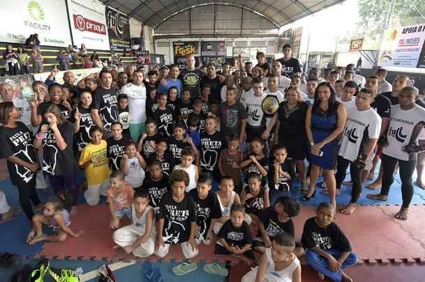 Astros do UFC 190 se encaram no Complexo do Alemo e participam de aula com o projeto social Faixa Preta de Jesus 
