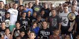 Astros do UFC 190 se encaram no Complexo do Alemo e participam de aula com o projeto social Faixa Preta de Jesus 