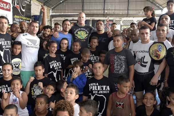 Astros do UFC 190 se encaram no Complexo do Alemo e participam de aula com o projeto social Faixa Preta de Jesus 