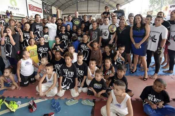 Astros do UFC 190 se encaram no Complexo do Alemo e participam de aula com o projeto social Faixa Preta de Jesus 