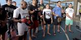Astros do UFC 190 se encaram no Complexo do Alemo e participam de aula com o projeto social Faixa Preta de Jesus 