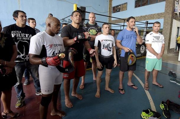Astros do UFC 190 se encaram no Complexo do Alemo e participam de aula com o projeto social Faixa Preta de Jesus 