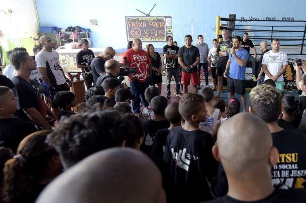 Astros do UFC 190 se encaram no Complexo do Alemo e participam de aula com o projeto social Faixa Preta de Jesus 