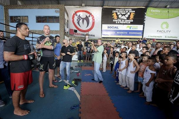 Astros do UFC 190 se encaram no Complexo do Alemo e participam de aula com o projeto social Faixa Preta de Jesus 