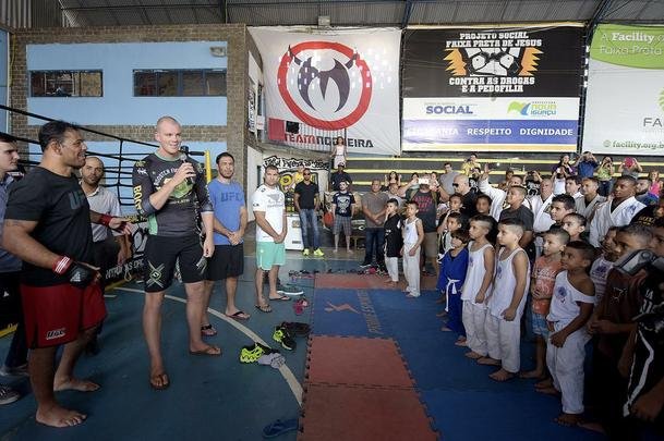 Astros do UFC 190 se encaram no Complexo do Alemo e participam de aula com o projeto social Faixa Preta de Jesus 