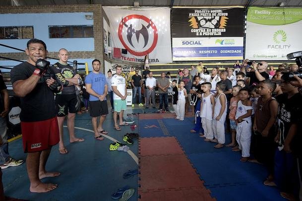 Astros do UFC 190 se encaram no Complexo do Alemo e participam de aula com o projeto social Faixa Preta de Jesus 