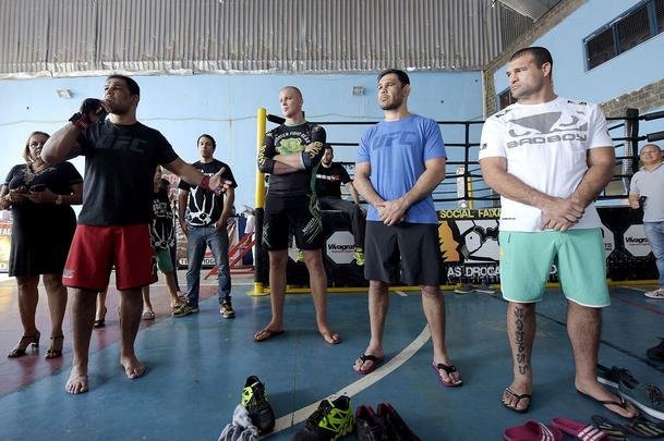Astros do UFC 190 se encaram no Complexo do Alemo e participam de aula com o projeto social Faixa Preta de Jesus 