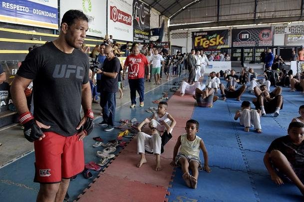 Astros do UFC 190 se encaram no Complexo do Alemo e participam de aula com o projeto social Faixa Preta de Jesus 