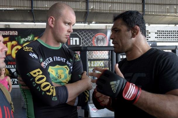 Astros do UFC 190 se encaram no Complexo do Alemo e participam de aula com o projeto social Faixa Preta de Jesus 