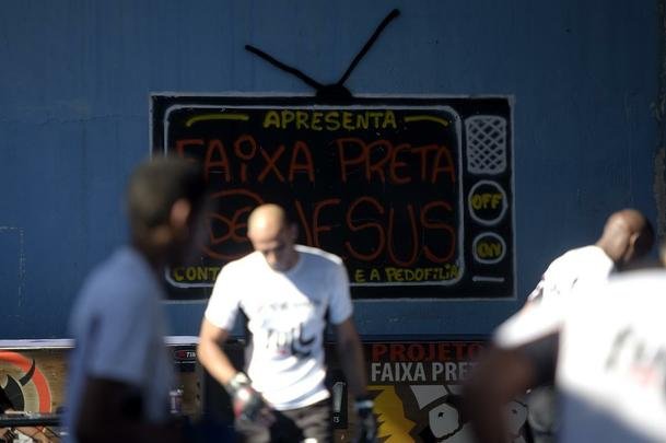 Astros do UFC 190 se encaram no Complexo do Alemo e participam de aula com o projeto social Faixa Preta de Jesus 