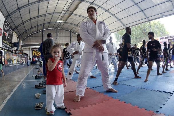 Astros do UFC 190 se encaram no Complexo do Alemo e participam de aula com o projeto social Faixa Preta de Jesus 