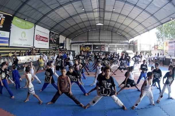 Astros do UFC 190 se encaram no Complexo do Alemo e participam de aula com o projeto social Faixa Preta de Jesus 