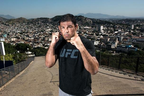 Astros do UFC 190 se encaram no Complexo do Alemo e participam de aula com o projeto social Faixa Preta de Jesus - Rodrigo Minotauro