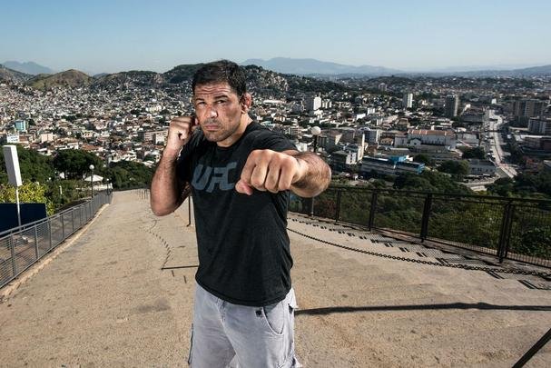 Astros do UFC 190 se encaram no Complexo do Alemo e participam de aula com o projeto social Faixa Preta de Jesus - Rodrigo Minotauro