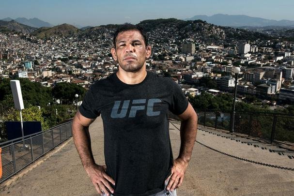 Astros do UFC 190 se encaram no Complexo do Alemo e participam de aula com o projeto social Faixa Preta de Jesus - Rodrigo Minotauro