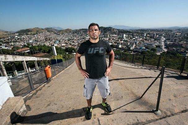 Astros do UFC 190 se encaram no Complexo do Alemo e participam de aula com o projeto social Faixa Preta de Jesus - Rodrigo Minotauro