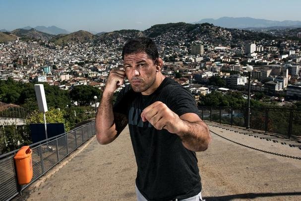 Astros do UFC 190 se encaram no Complexo do Alemo e participam de aula com o projeto social Faixa Preta de Jesus - Rodrigo Minotauro