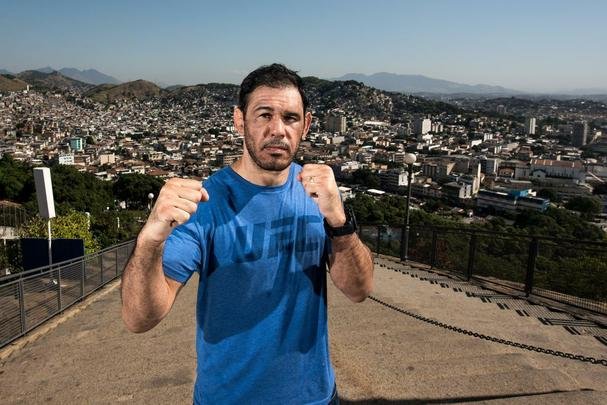 Astros do UFC 190 se encaram no Complexo do Alemo e participam de aula com o projeto social Faixa Preta de Jesus - Rogrio Minotouro