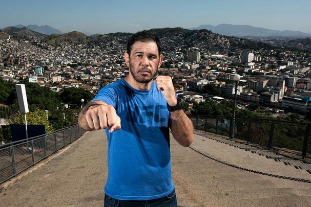 Astros do UFC 190 se encaram no Complexo do Alemo e participam de aula com o projeto social Faixa Preta de Jesus - Rogrio Minotouro