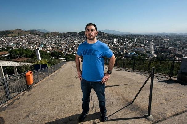 Astros do UFC 190 se encaram no Complexo do Alemo e participam de aula com o projeto social Faixa Preta de Jesus - Rogrio Minotouro