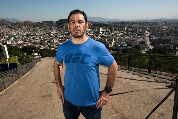 Astros do UFC 190 se encaram no Complexo do Alemo e participam de aula com o projeto social Faixa Preta de Jesus - Rogrio Minotouro
