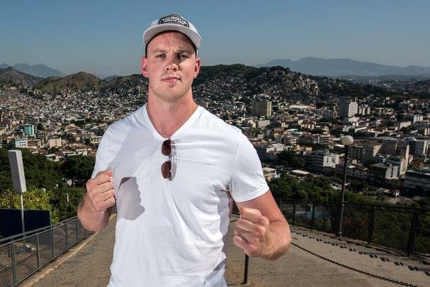 Astros do UFC 190 se encaram no Complexo do Alemo e participam de aula com o projeto social Faixa Preta de Jesus - Stefan Struve