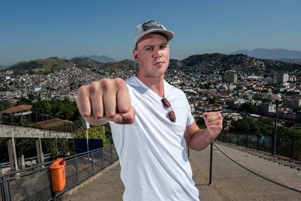 Astros do UFC 190 se encaram no Complexo do Alemo e participam de aula com o projeto social Faixa Preta de Jesus - Stefan Struve