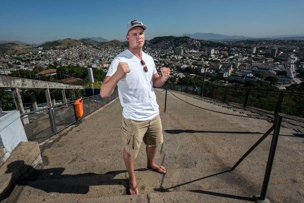 Astros do UFC 190 se encaram no Complexo do Alemo e participam de aula com o projeto social Faixa Preta de Jesus - Stefan Struve